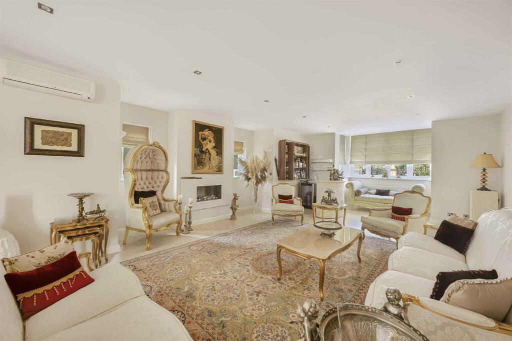 6 bedroom detached house for sale in Bow Green Road, Bowdon, Altrincham, WA14